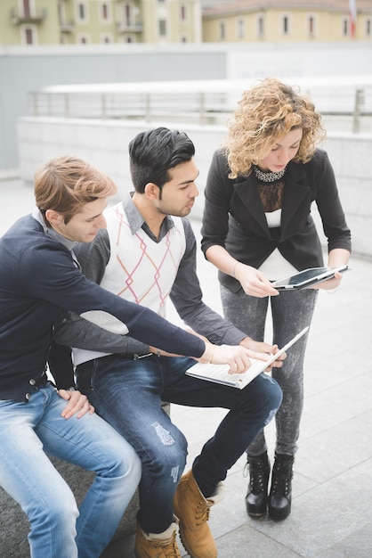 Foto gente de negocios multirracial trabajando al aire libre en la ciudad