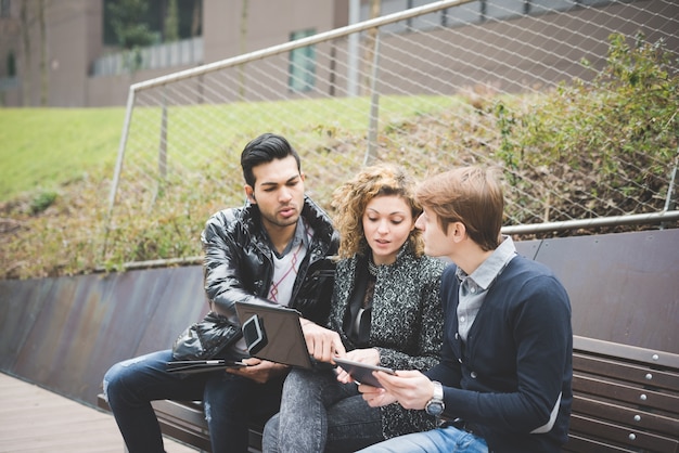 Gente de negocios multirracial trabajando al aire libre en la ciudad