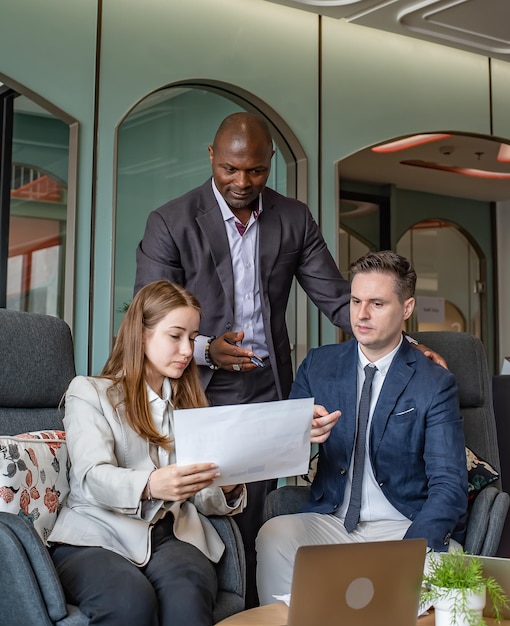 Gente de negocios o colegas diversos que trabajan y se reúnen en una oficina moderna