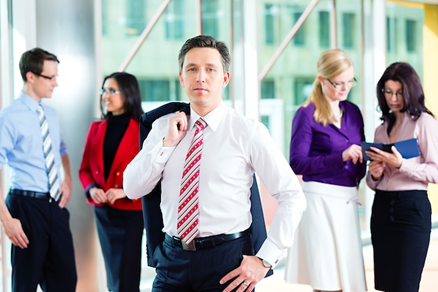 Gente de negocios o equipo en la oficina