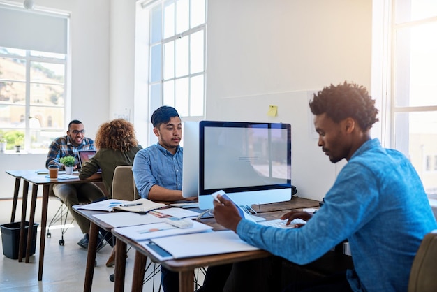 Gente de negocios oficina y computadora o equipo creativo para programación en software de diseño de juegos o sitio web Hombres escritorio y empresa emprendedora para startup tecnológico o desarrollo o colaboración en grupo