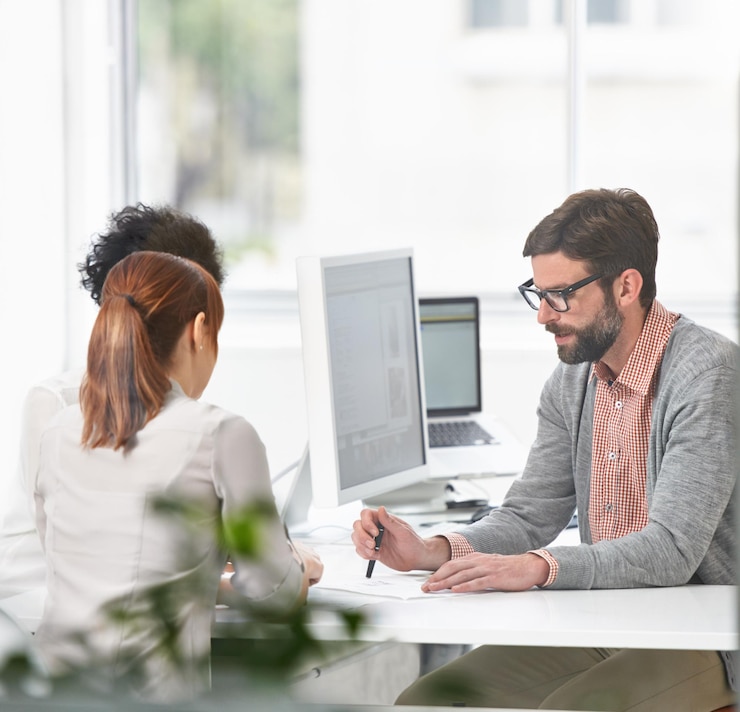 Foto gente de negocios de la oficina y el gerente hablando con el personal en el escritorio para la planificación y el especialista en entrada de datos discusión de trabajo en equipo y gestión del equipo con conversación profesional para el proyecto de la compañía