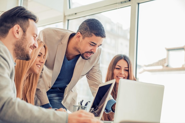 La gente de negocios en la oficina moderna