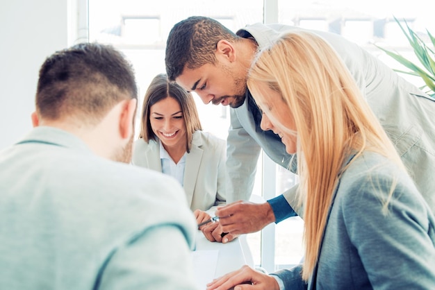 La gente de negocios en la oficina moderna