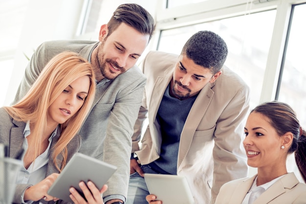 La gente de negocios en la oficina moderna