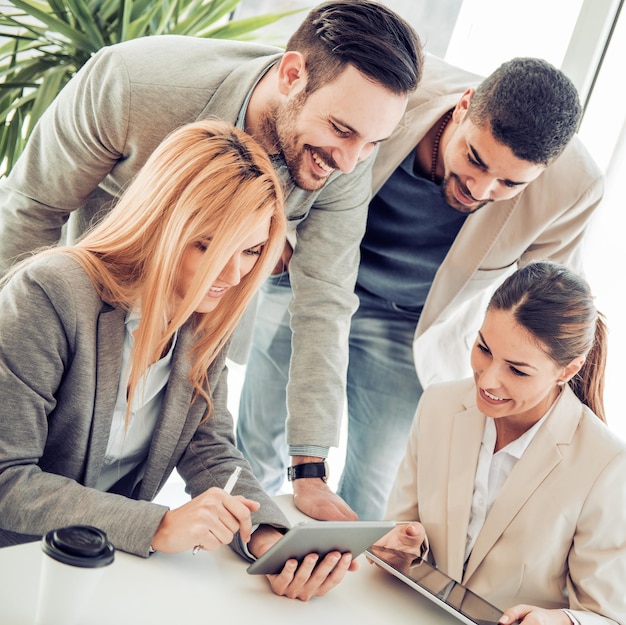 La gente de negocios en la oficina moderna