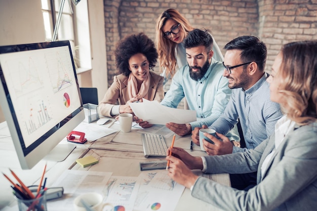 Foto la gente de negocios en la oficina moderna