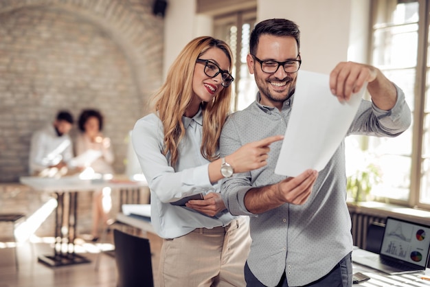 La gente de negocios en la oficina moderna