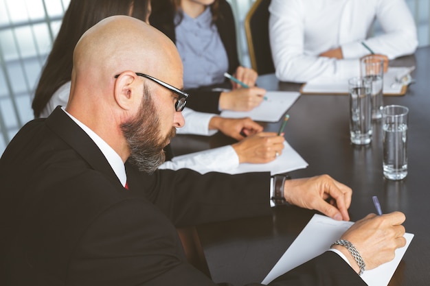 Gente de negocios en oficina moderna