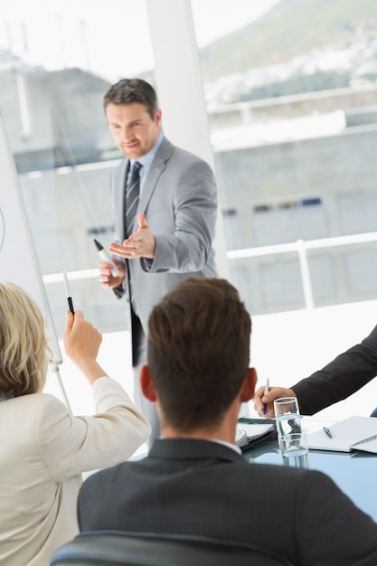 Gente de negocios en la oficina en la presentación