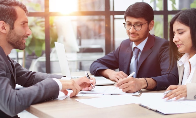 gente de negocios en la oficina trabajando juntos