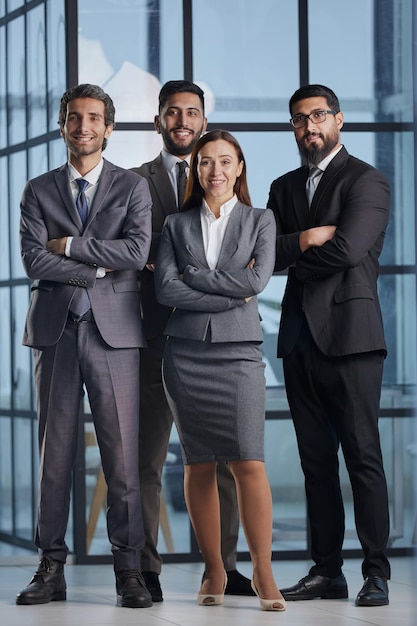 Gente de negocios en el pasillo de la oficina durante el día de trabajo