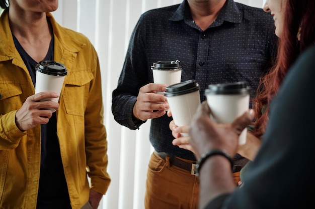 Gente de negocios con una pausa para el café