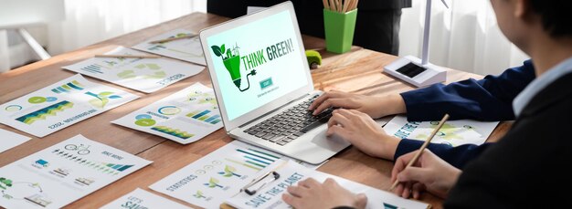 Gente de negocios en la planificación de una empresa verde estrategia ecológica Trailblazing
