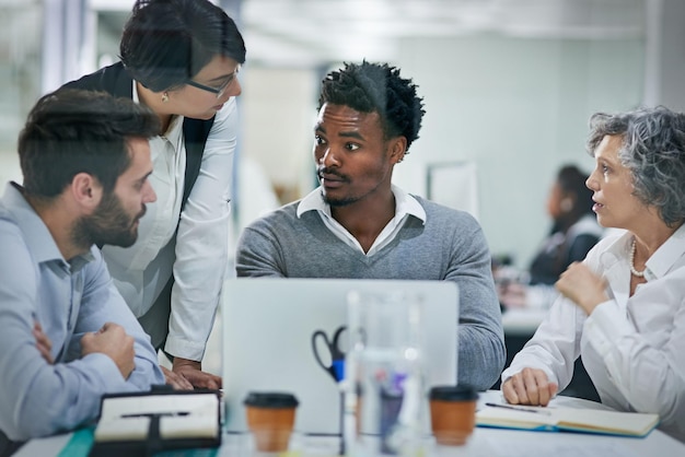 Gente de negocios portátil y reunión con el equipo en la diversidad colaboración o proyecto para la creación creativa en la oficina Grupo de empleados que trabajan en la computadora en tormenta de ideas o discusión en el lugar de trabajo