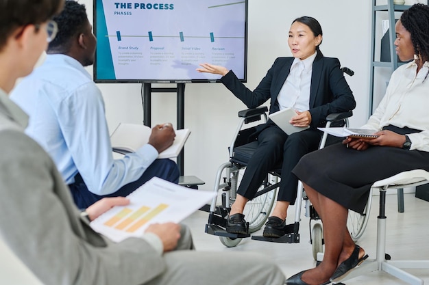 Gente de negocios con presentación de negocios en la oficina