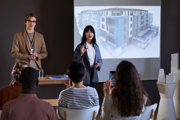 Gente de negocios presentando nuevo edificio