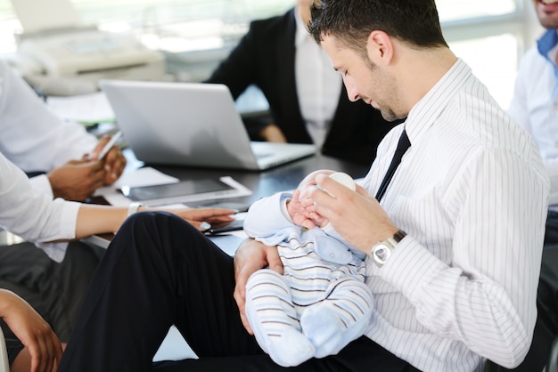 Foto gente de negocios que cuida al bebé en la oficina