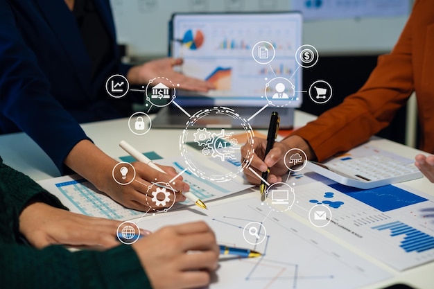 Gente de negocios que se encuentra con ideas de diseño concepto de planificación empresarial en la oficina