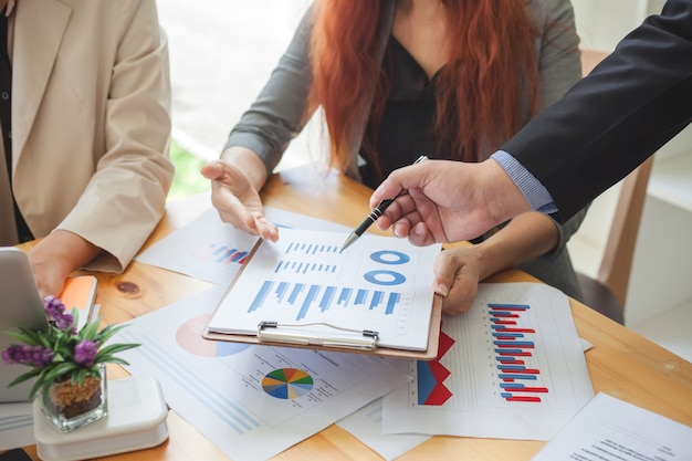 Gente de negocios que se encuentra trabajando con informes financieros