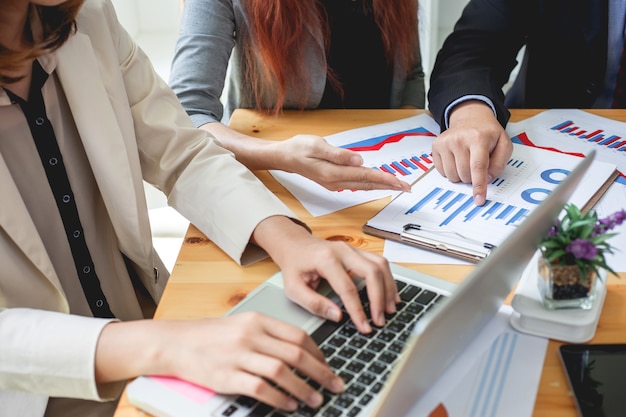 gente de negocios que se encuentra trabajando con informes financieros.