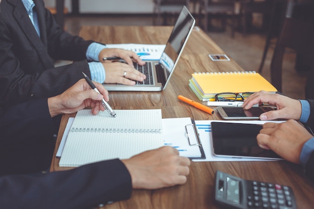 Gente de negocios que se encuentra trabajando con informes financieros