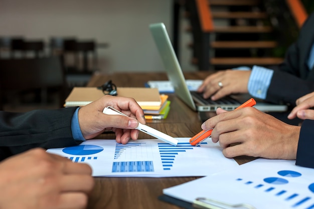 Gente de negocios que se encuentra trabajando con informes financieros