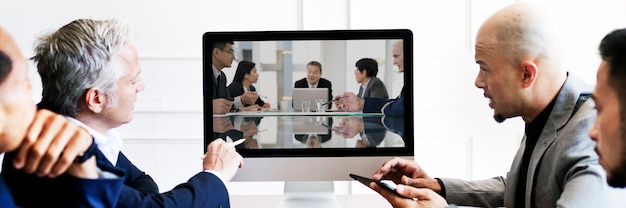 Foto gente de negocios que tiene una reunión de conferencia usando una maqueta de pantalla de computadora