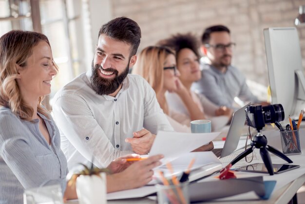 La gente de negocios que tienen reunión en la oficina