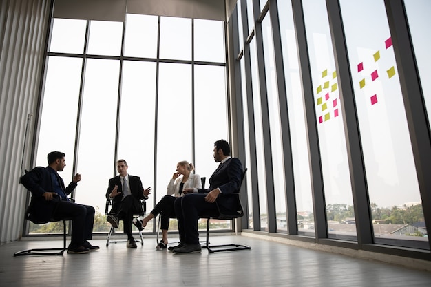 La gente de negocios que trabaja en el equipo de negocios corporativos de la sala de conferencias y el gerente en una reunión