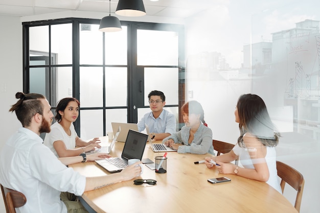 Gente de negocios que trabaja en la sala de juntas