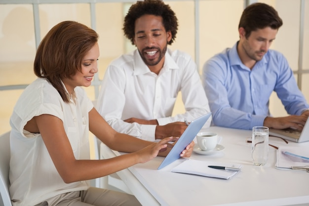 Gente de negocios que usa la tableta digital en la reunión