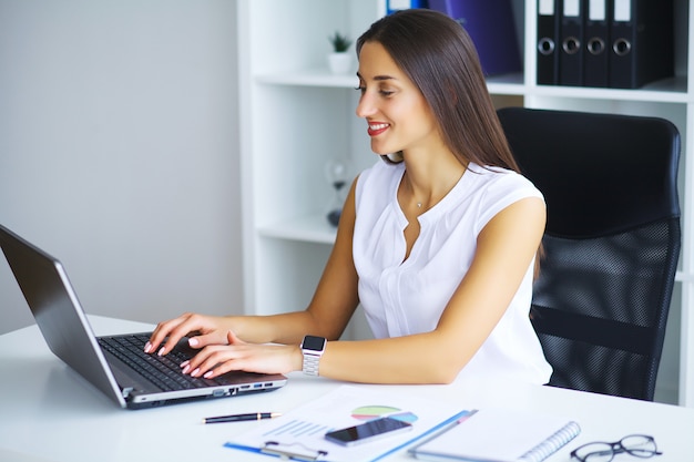 Gente de negocios. Retrato de mujer en la oficina