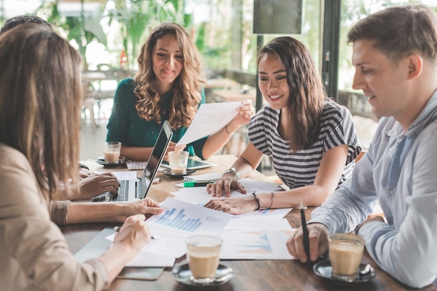 Gente de negocios reunida en la cafetería. diversas personas se asocian y trabajan en equipo