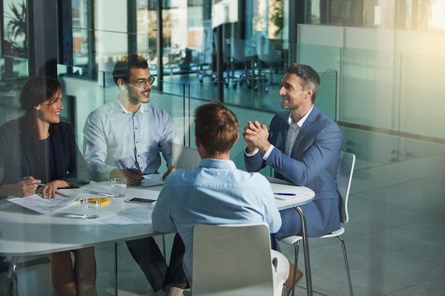 Foto gente de negocios reunida y discutida para la estrategia de planificación corporativa o lluvia de ideas en la oficina grupo de trabajadores empleados en la planificación o colaboración del equipo de reuniones de negocios en el lugar de trabajo