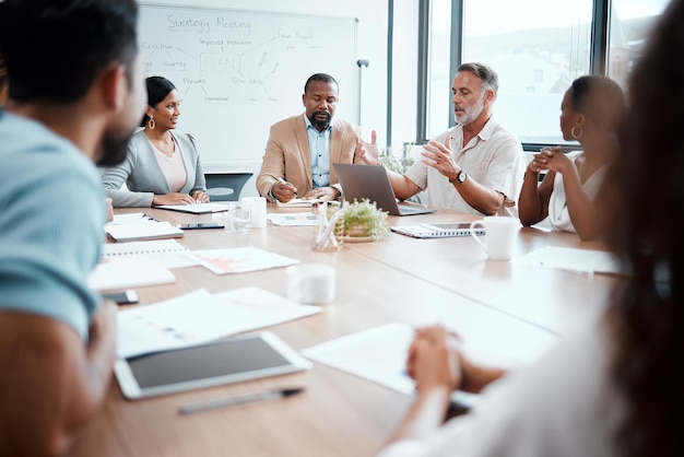 Gente de negocios reunida y discutida para la planificación del equipo de ideas de trabajo y lugar de trabajo en la oficina Grupo de empleados en colaboración de trabajo en equipo o lluvia de ideas para la diversidad en la conferencia