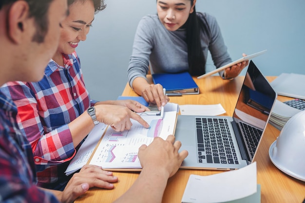 Gente de negocios reunida para discutir la situación en el marketing del plan anual.