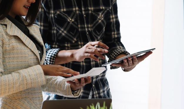 Gente de negocios reunida para discutir la situación del mercado con tablet PC.