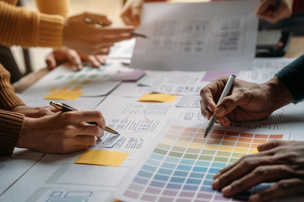 Gente de negocios reunida con ideas de diseño conceptual en la oficina