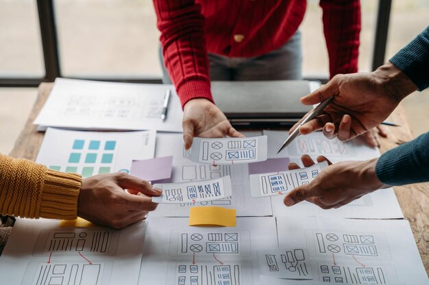 Gente de negocios reunida con ideas de diseño conceptual en la oficina