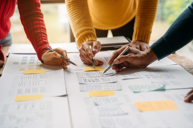 Gente de negocios reunida con ideas de diseño conceptual en la oficina