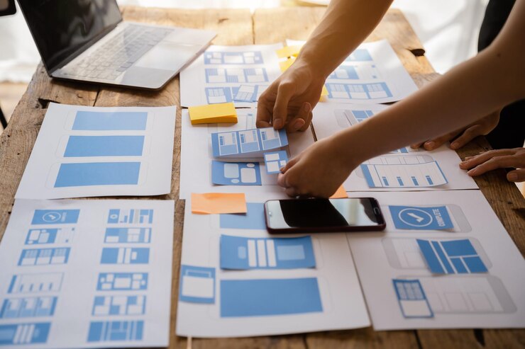 Foto gente de negocios reunida con ideas de diseño conceptual en la oficina