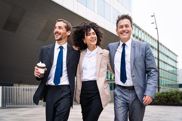 Gente de negocios reunida en un parque empresarial