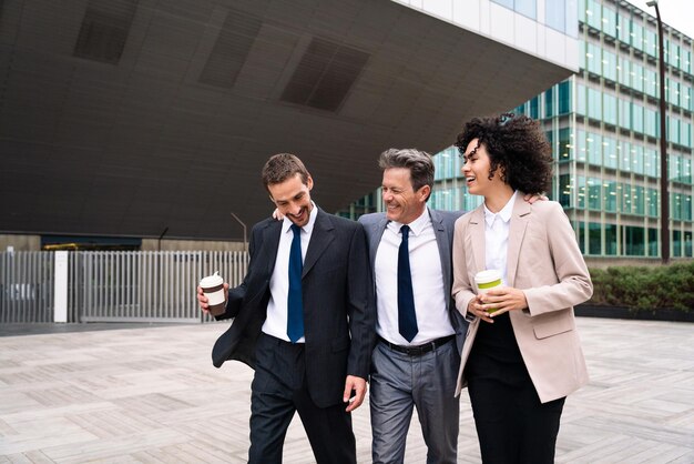 Gente de negocios reunida en un parque empresarial