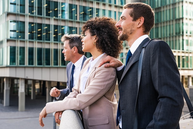 Gente de negocios reunida en un parque empresarial