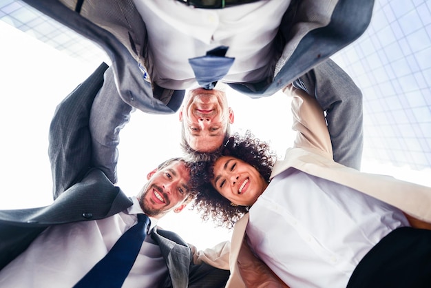 Gente de negocios reunida en un parque empresarial