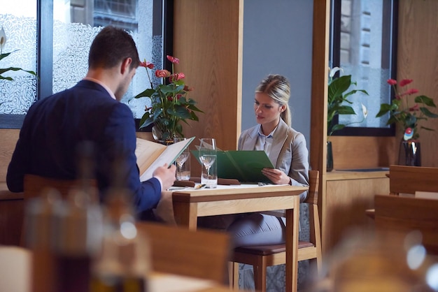 gente de negocios reunida en un restaurante moderno, pareja romántica cenando y tomando una copa después del trabajo