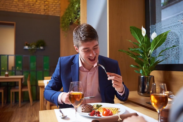 gente de negocios reunida en un restaurante moderno, pareja romántica cenando y tomando una copa después del trabajo