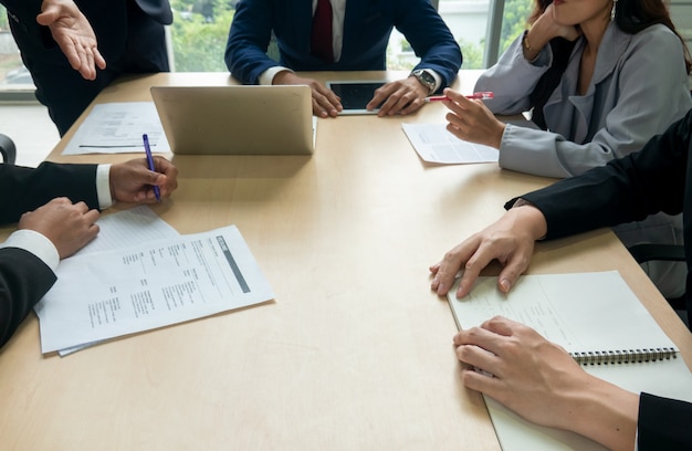 Gente de negocios reunidos en la oficina