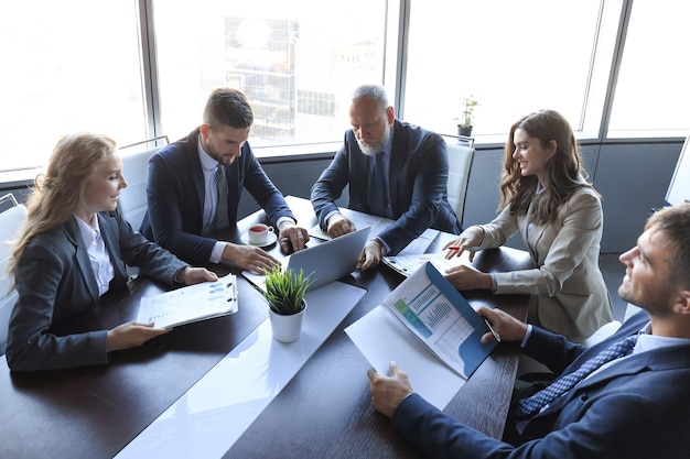 Gente de negocios reunión concepto corporativo de la discusión de la conferencia.